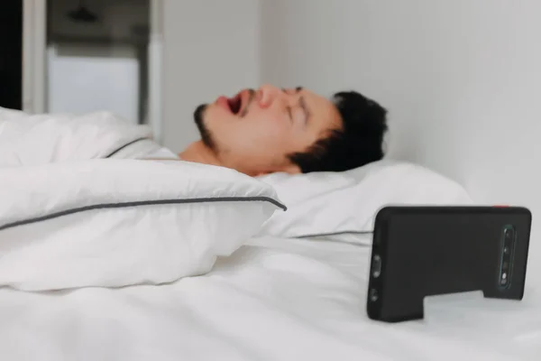 Азіатський Чоловік Просто Прокидається Позіхає Після Нічного Відео Дзвінка Своєю — стокове фото