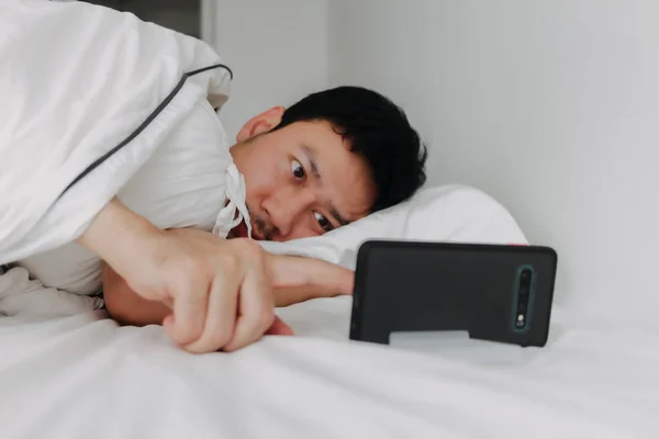 Asyalı Adam Gece Gündüz Yatağında Uyurken Görüntülü Arama Yapıyor — Stok fotoğraf