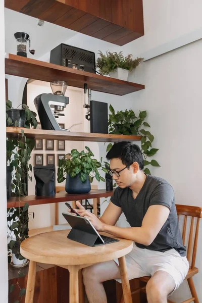 Happy Freelance Orang Asia Bekerja Kafe Dengan Tabletnya — Stok Foto