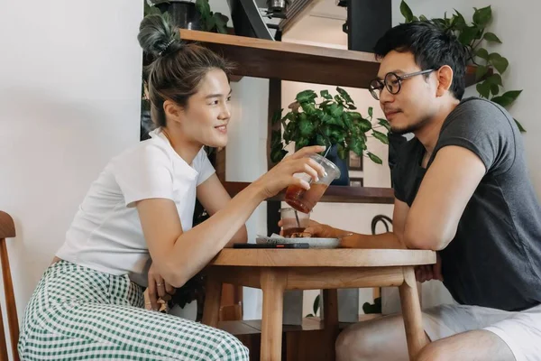 Słodkie Azji Para Kochanek Flirt Data Kawiarnia — Zdjęcie stockowe