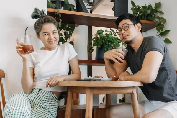 Zoet Aziatisch Paar Liefhebber Flirten Datum Cafe — Stockfoto