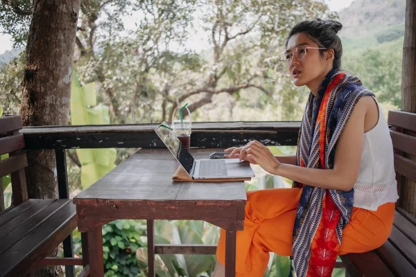 亚洲旅游妇女在网上工作 旅行途中在咖啡店工作 — 图库照片
