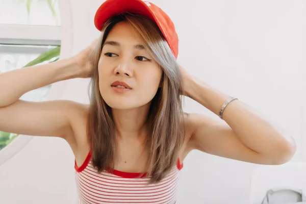 ポートレートのかわいいですアジアの女の子で赤帽子をかぶって — ストック写真