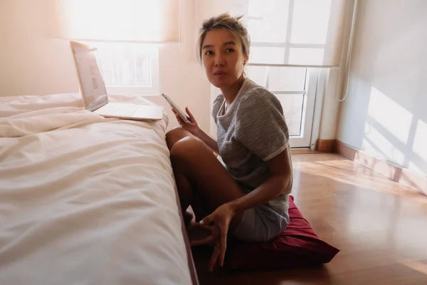 アジアの女性は彼女の寝室でオンラインビジネスを働いている — ストック写真