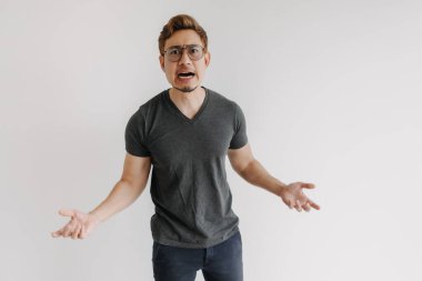 Siyah tişörtlü, siyah saçlı ve gözlüklü Asyalı kızgın bir gangster..