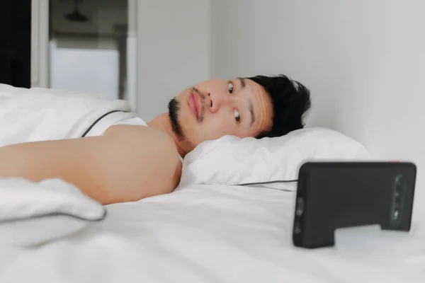 Asiático Hombre Vídeo Llamada Durante Noche Durmiendo Cama Noche Mañana — Foto de Stock