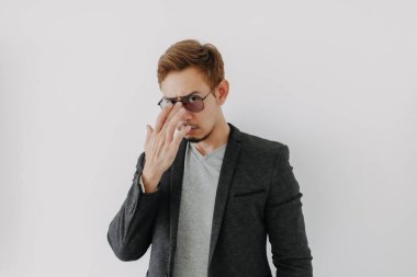 Ciddi ve agresif Asyalı siyah takım elbiseli adam beyazlar içinde izole edilmiş..