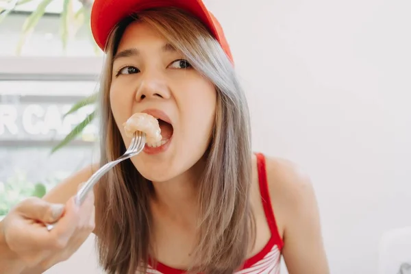 Divertido Asiático Lindo Chica Rojo Comer Frito Masa Postre — Foto de Stock