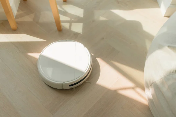 Moderne Robot Stofzuiger Houten Vloer Van Het Appartement — Stockfoto
