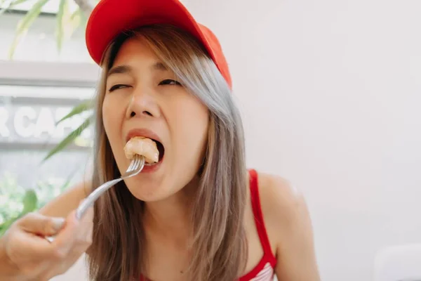 Drôle Asiatique Mignon Fille Dans Rouge Manger Frit Pâte Dessert — Photo