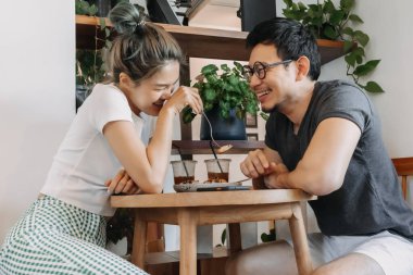 Tatlı Asyalı çift, kafede flört ediyor..