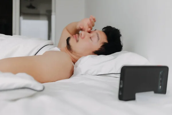 Азіатський Чоловік Просто Прокидається Позіхає Після Нічного Відео Дзвінка Своєю — стокове фото