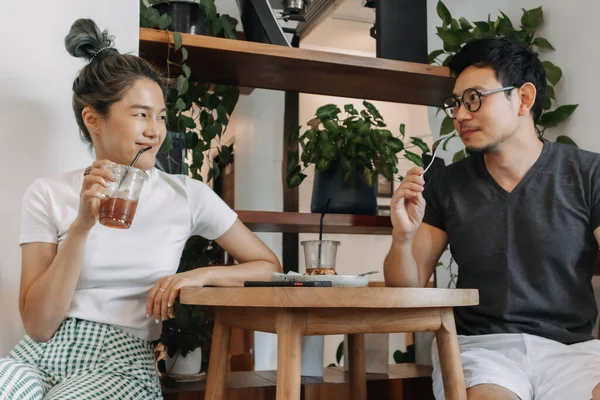 Pasangan Mesra Asia Manis Sedang Bercumbu Kafe — Stok Foto