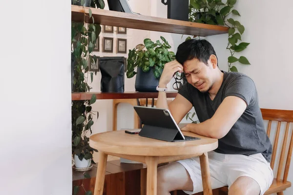 Wajah Lucu Orang Asia Freelance Sedih Bekerja Kafe — Stok Foto