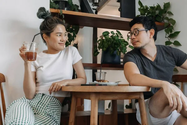 Söta Asiatiska Par Älskare Flirta Datum Caféet — Stockfoto