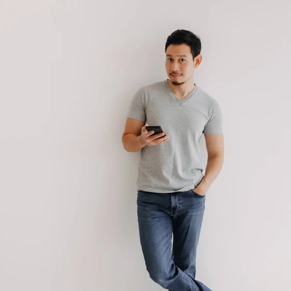 Felice Bello Asiatico Uomo Jeans Utilizzando Smartphone Isolato Bianco — Foto Stock