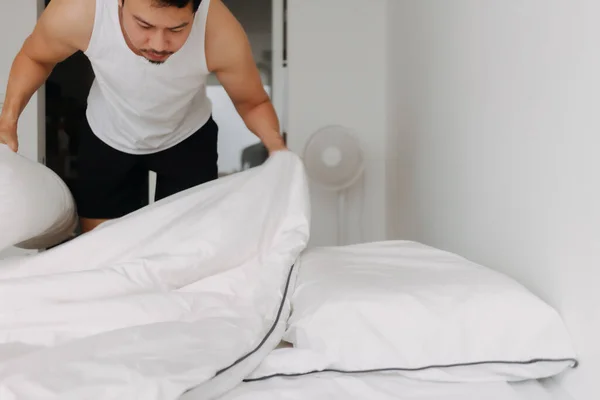 아시아 남자가 침대를 소파로 접히고 있습니다 고품질 — 스톡 사진