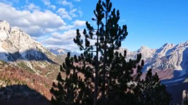 Arnavutluk Valbona Vadisi 'nde Asyalı adam Valbona Geçidi' nde tek başına yürüyüş yapıyor.