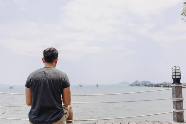 Soltero Solitario Asiático Hombre Sentado Solo Mirando Bahía Del Mar —  Fotos de Stock