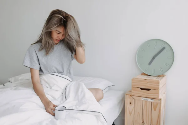 Μια Ασιάτισσα Ξυπνάει Ρολόι Στις Πρωί Στο Κρεβάτι — Φωτογραφία Αρχείου