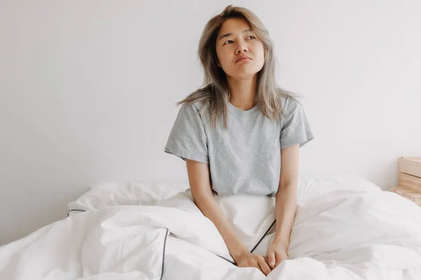 Somnoliento Soñando Asiático Mujer Acaba Despertar Cama —  Fotos de Stock