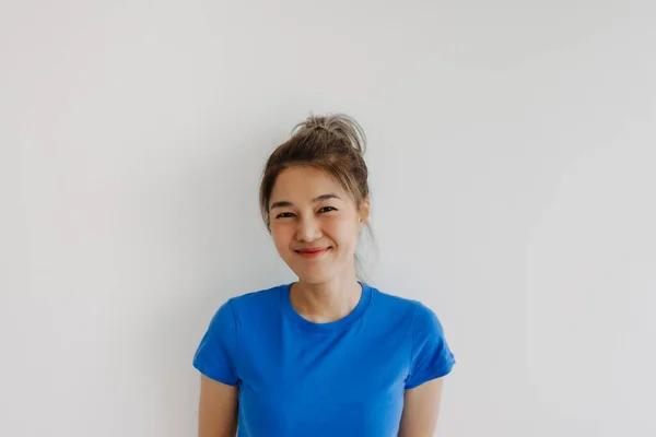 穿着蓝色T恤 与白色隔离的快乐的亚洲女人的近照 — 图库照片
