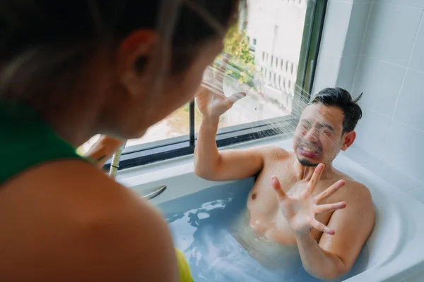 Engraçado Brincalhão Asiático Casal Amante Jogar Uma Banheira Banheiro — Fotografia de Stock