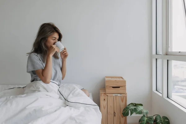 Μια Ασιάτισσα Πίνει Καφέ Μόλις Ξυπνήσει Στο Κρεβάτι Πρωί — Φωτογραφία Αρχείου