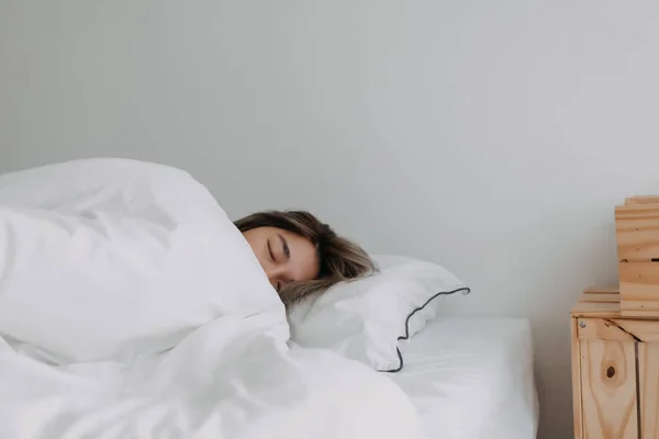 Щаслива Азіатська Жінка Спить Мирно Вранці — стокове фото