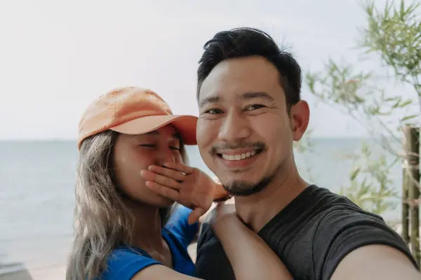 Asyalı Çift Aşığının Komik Neşeli Selfie Portresi — Stok fotoğraf