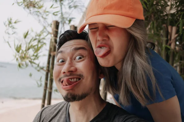 Śmieszne Twarz Selfie Piękny Azji Para Mężczyzna Kobieta — Zdjęcie stockowe