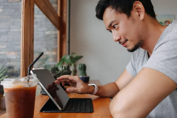 stock image Happy asian man working in the coffee shop.