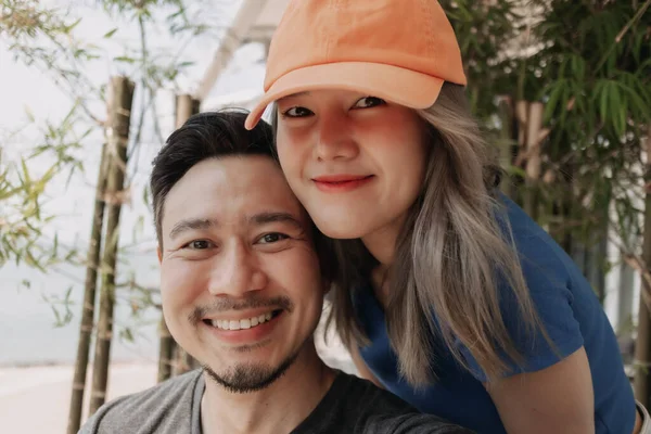 Selfie Portret Van Mooie Vrolijke Aziatische Paar Knuffel Kus — Stockfoto