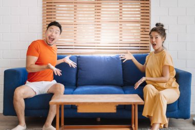 Vay ve şaşırmış Asyalı çift aşığı boş uzayda koltukta oturuyor..