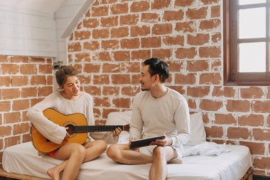 Hobileri olan mutlu Asyalı çift. Müzik ve şarkı sözleri.