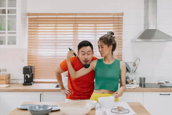 Istri Asia Memasak Untuk Suami Dan Merasakan Makanan Lezat Dengan — Stok Foto