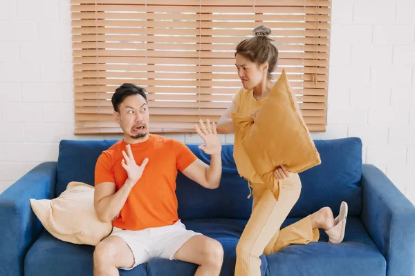 Lustig Asiatisch Ehemann Und Ehefrau Fighting Auf Die Sofa Die — Stockfoto