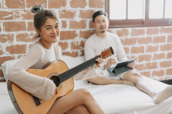 Asiatisk Kvinna Spelar Gitarr För Man Glad Varm Dag Ledigt — Stockfoto