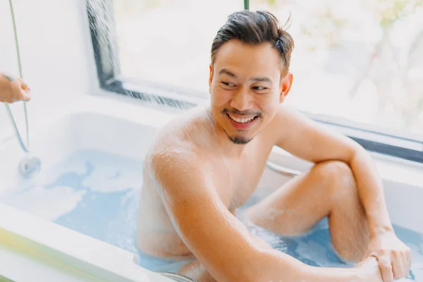 Szczęśliwy Dziecinny Wyłączony Azji Człowiek Jest Dbać Prysznic Jego Żona — Zdjęcie stockowe