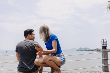 Asyalı kadın konforu ve yalnız adama destek olmak. Sevgi ve destek.