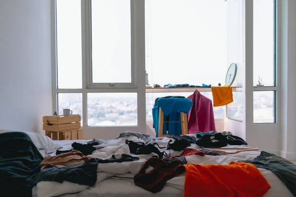 Überall Ein Überfülltes Und Unaufgeräumtes Schlafzimmer Voller Bunter Klamotten — Stockfoto