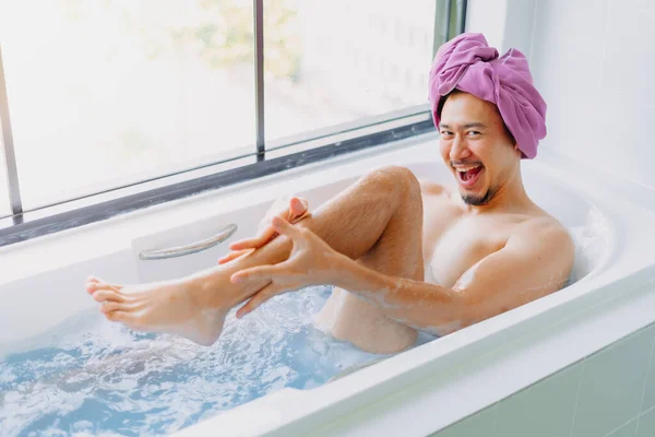 Lustig Asiatisch Mann Being Kindisch Und Playful Die Badewanne — Stockfoto