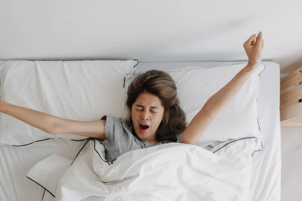 Вид Зверху Позіхання Розтягування Азіатської Жінки Просто Прокидається Ліжку — стокове фото
