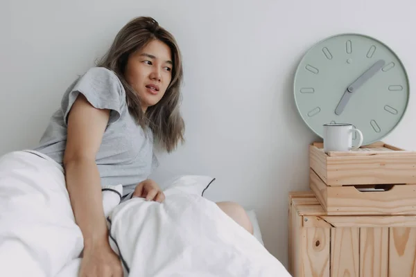 Mulher Asiática Acaba Acordar Pelo Relógio Manhã Cama — Fotografia de Stock