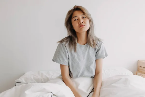 Komik Suratlı Uykucu Asyalı Kadın Sabah Uyanıyor Başı Dönüyor Tembel — Stok fotoğraf