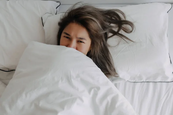 아시아 여인의 경치는 준비가 기분으로 침대에 잠에서 고품질 — 스톡 사진