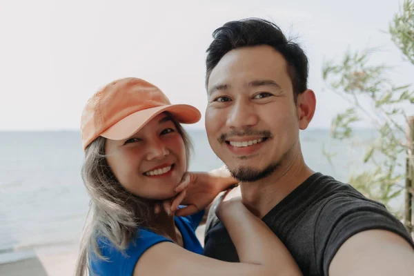 Selfie Retrato Linda Alegre Asiático Casal Abraço Beijo — Fotografia de Stock