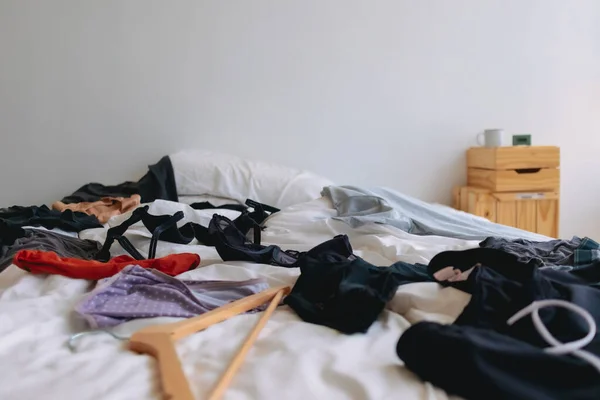 Überall Ein Überfülltes Und Unaufgeräumtes Schlafzimmer Voller Bunter Klamotten — Stockfoto