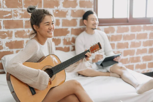 Asiatisk Kvinna Spelar Gitarr För Man Glad Varm Dag Ledigt — Stockfoto