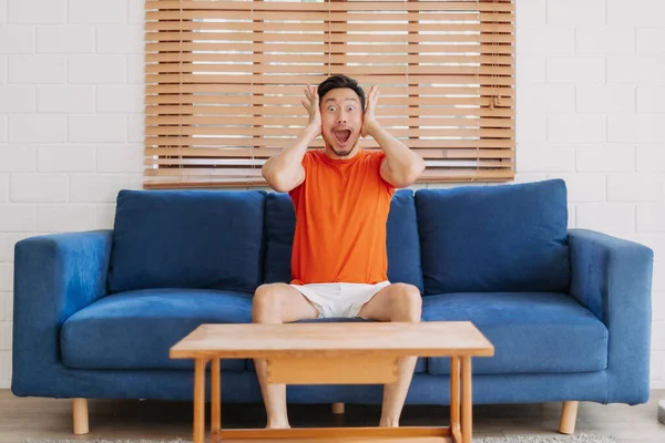 Wow Chocado Rosto Ásia Homem Sentar Sofá Seu Casa — Fotografia de Stock